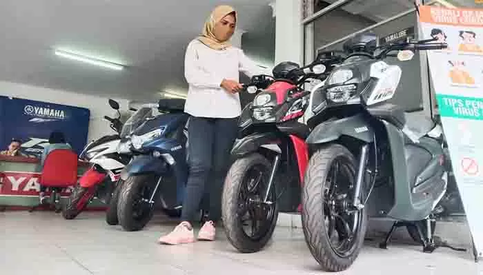 Karyawati Yamaha memperlihatkan koleksi motor X-Ride yang disediakannya, Selasa (3/11) kemarin. ( FOTO: Yohana/Cepos)