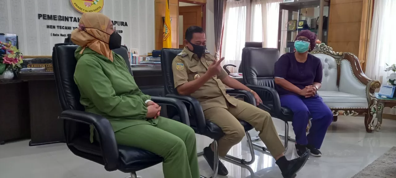 Wakil Wali Kota Jayapura Ir.H.Rustan Saru, MM., berbincang-bincang dengan dokter dari Puskesmas Twano Entrop, di ruang Kerja Wakil Wali Kota Jayapura Rustan Saru, Senin (1/2) kemarin. ( FOTO: Priyadi/Cepos)