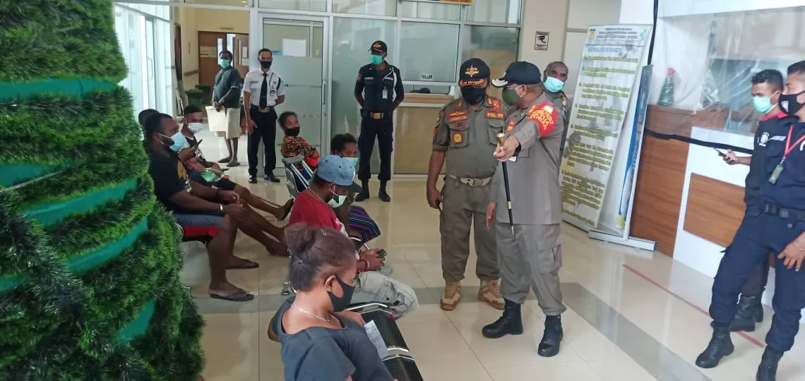 Suasana sidak yang dilakukan Ketua Harian Satgas Covid 19 Provinsi Papua Welliam R Manderi di RSUD Jayapura, Selasa (2/3) kemarin. ( FOTO: Yohana/Cepos)