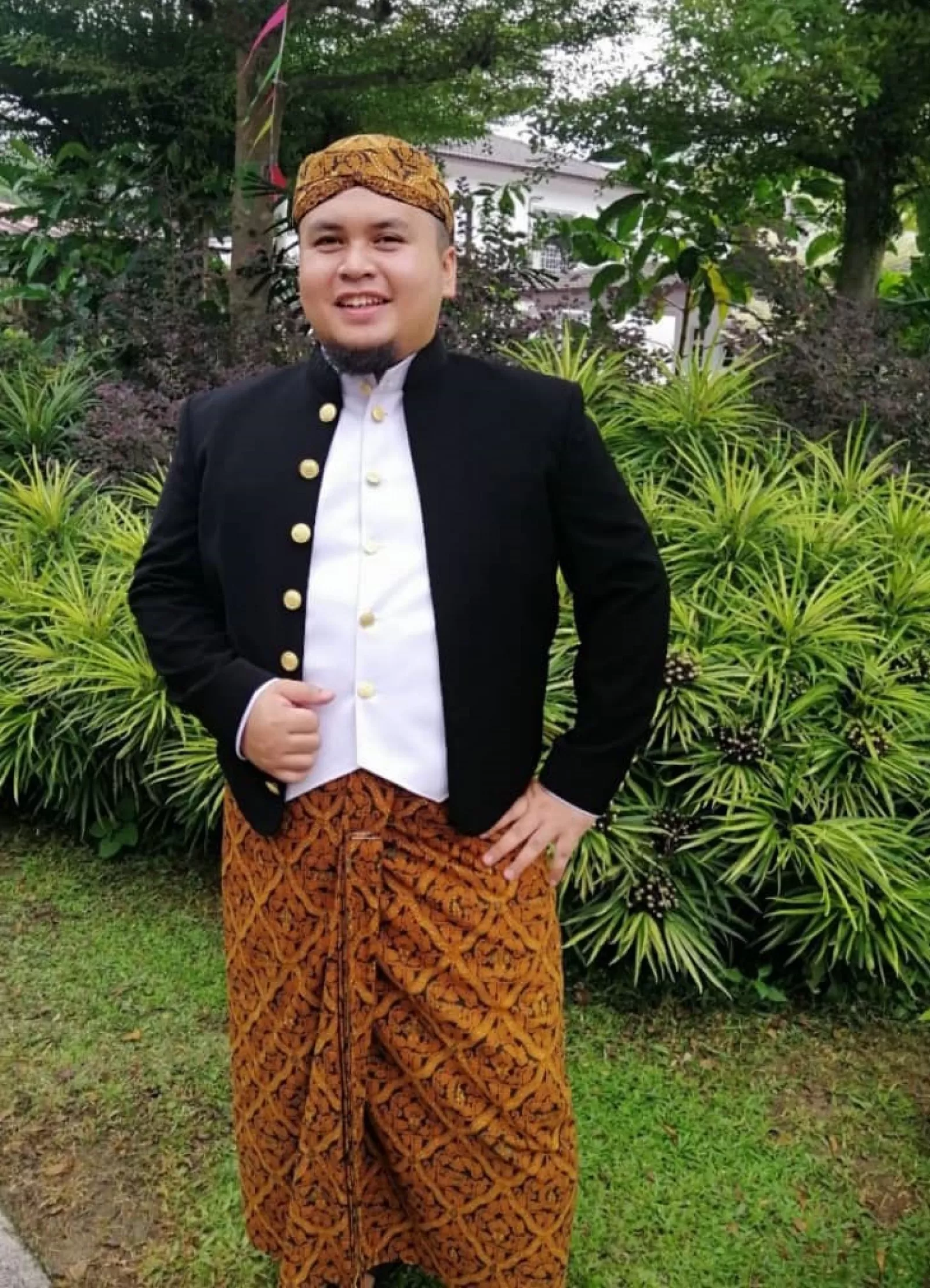 PELESTARI: Hasan Suyat mengenakan pakaian khas Jawa dan pakaian Melayu.