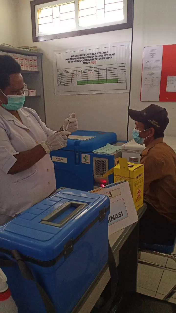 Suasana pelaksanaan vaksinasi tahap 2 yang disuntikan bagi lansia di Puncak Jaya, belum lama ini, (Foto: dr. Aaron for Cepos)