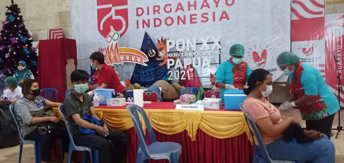 Suasana Gebyar Vaksinasi  yang dilakukan di  area Kantor Gubernur Papua, Kamis (8/4) lalu. ( FOTO: Yohana/Cepos)