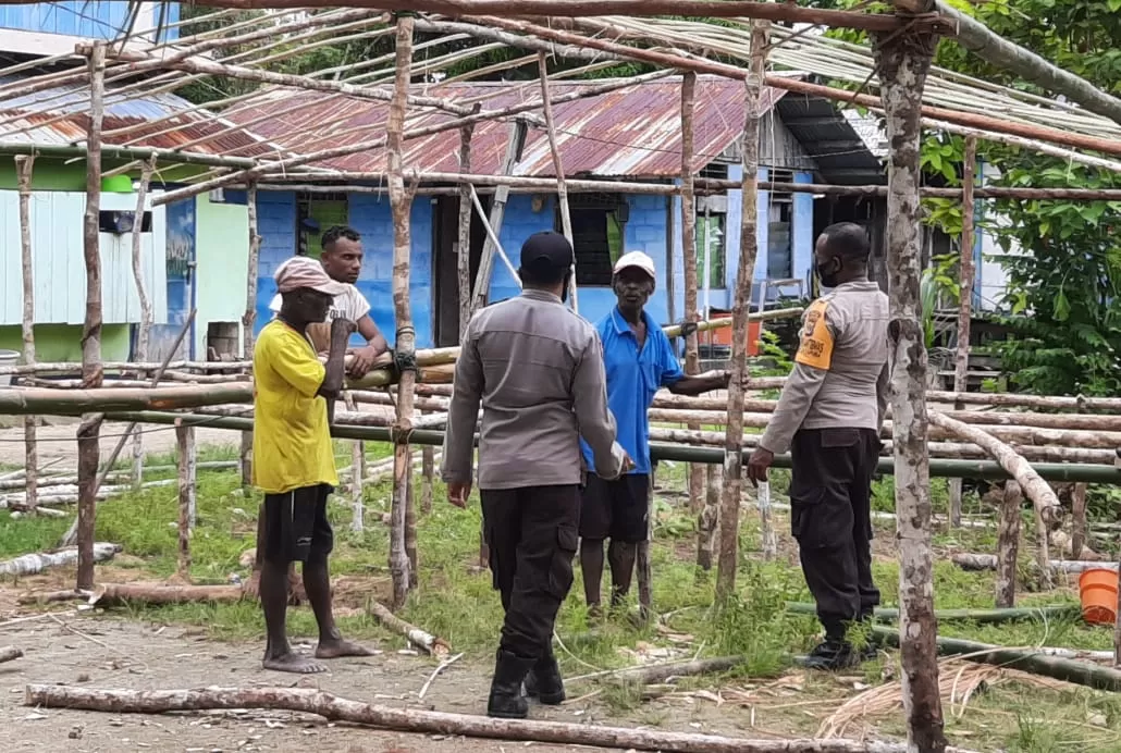 Bhabinkamtibmas Polsek Demta melaksanakan kegiatan patroli sekaligus menyampaikan imbauan dan pesan Kamtibmas serta mempererat hubungan untuk mempermudah komunikasi.