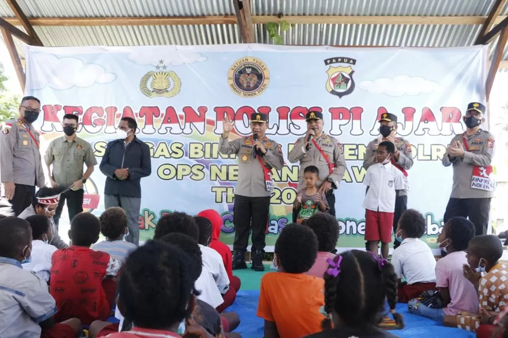 Kakorbinmas Baharkam Polri Irjen Pol Suwondo Nainggolan S.IK, M.H. didampingi Wakapolda Papua Brigjen Pol Dr. Eko Rudi Sudarto S.I.K. M.Si, meninjau kegiatan Polisi Pi Ajar Kabupaten Mimika, Selasa (20/4).
