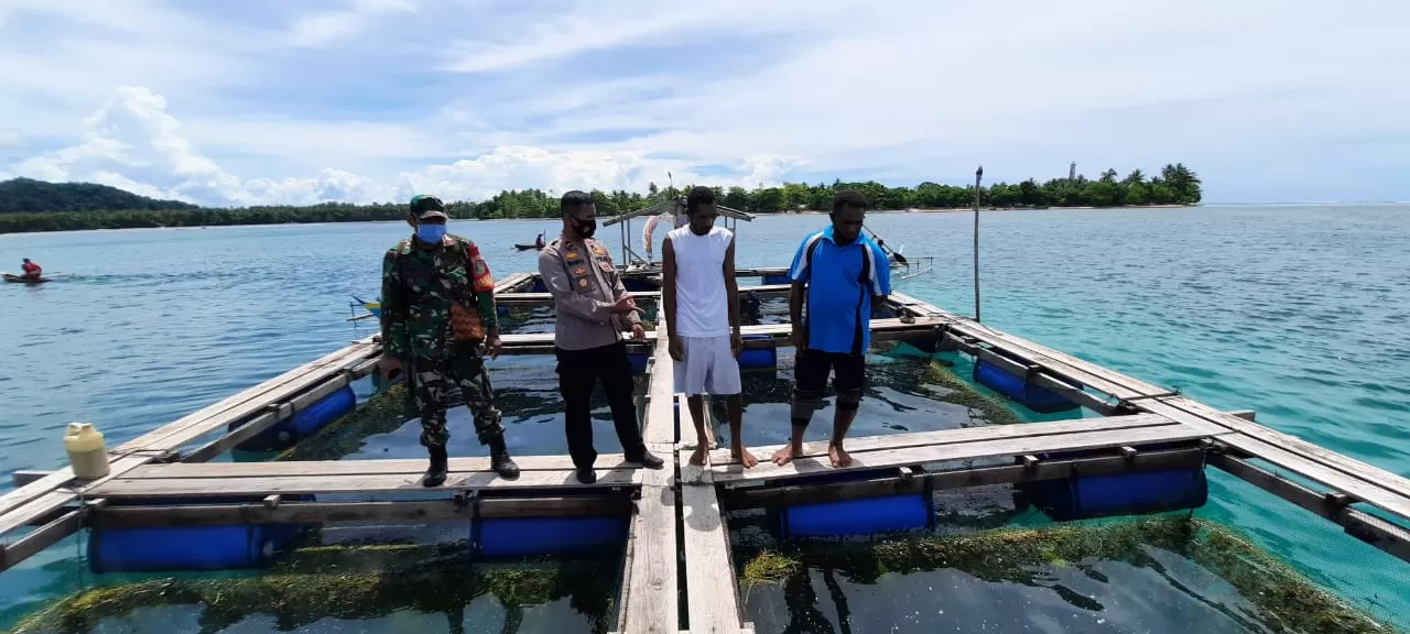 Kapolsek Demta Ipda Warsito SH bersama KPK Tarfia Silas Taurui mengajak kelompok nelayan untuk belajar mengembangkan budidaya Ikan laut dengan membuat Keramba Jaring Apung di Demta, Minggu (18/4).