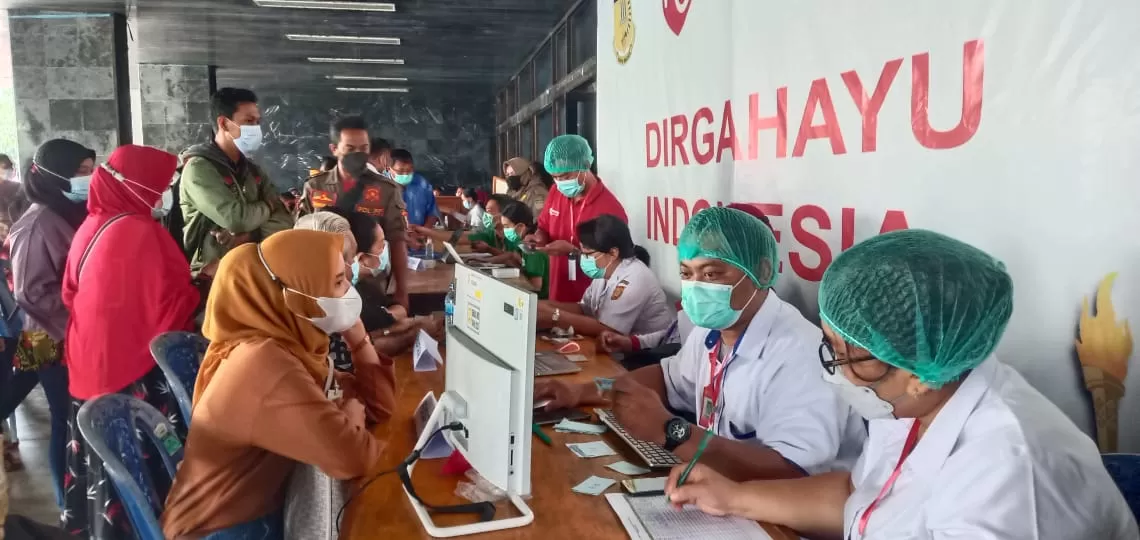 Antusias masyarakat umum yang melakukan Vaksin Covid 19 di Halaman Kantor Gubernur, Rabu (7/4) kemarin. ( FOTO: Yohana/Cepos)