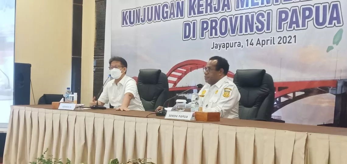 Menteri Kesehatan RI Budi Gunadi Sadikin bersama Sekda Provinsi Papua Dance Y. Flassy ketika memberikan keterangan pers di SwissbellHotel, Rabu (14/4) ( FOTO: Yohana/Cepos)
