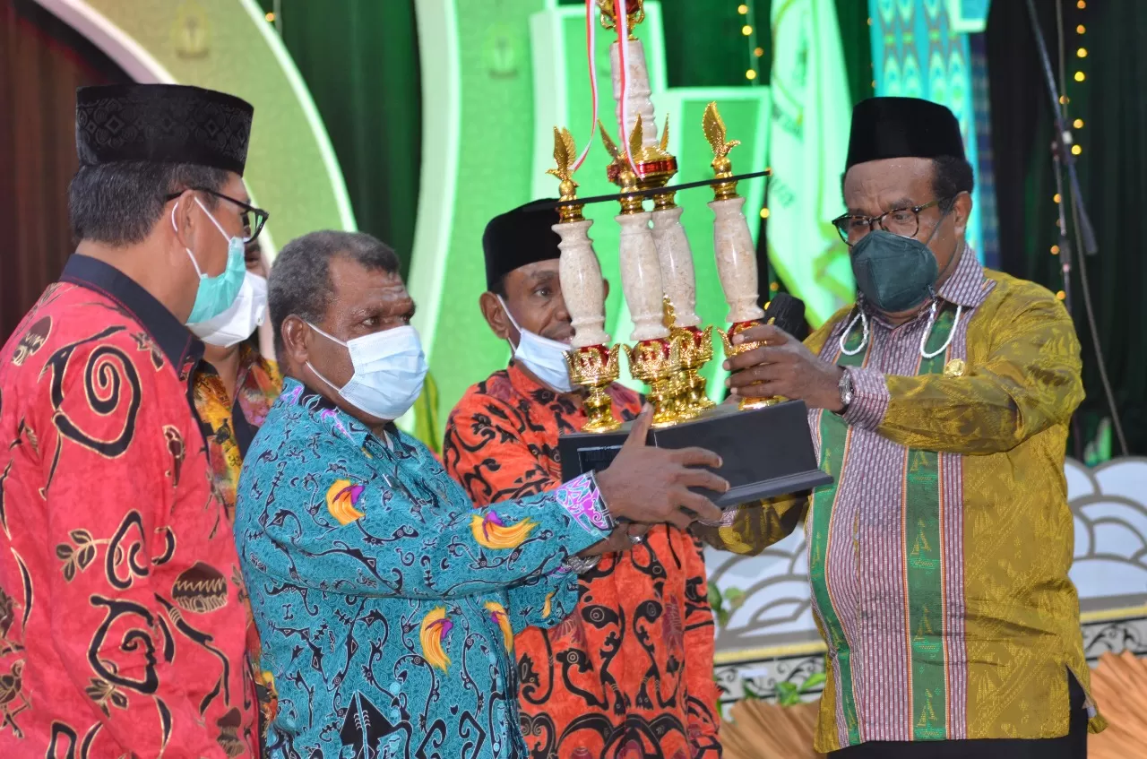 Sekda Provinsi Papua memberikan throphy kepada pemenang dalam Seleksi Tilawatil Quran Provinsi Papua di Gedung LPTQ Kotaraja, Kamis (10/6) kemarin.(Pubilkasi dan dokumentasi)