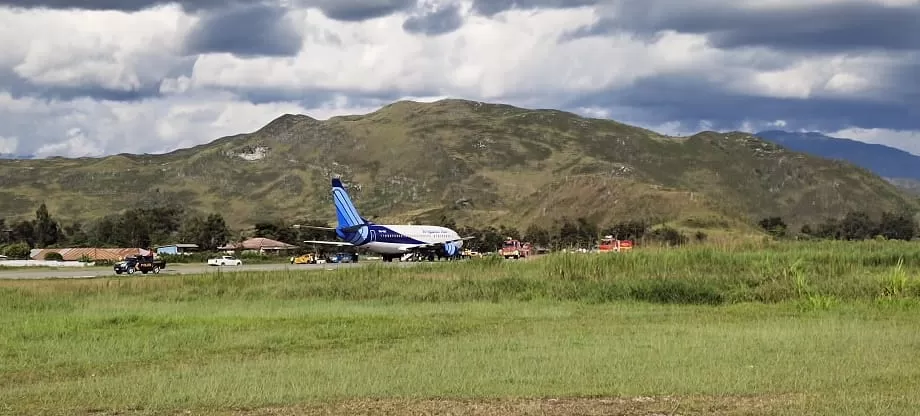 Pesawat Cargo Trigana Air Service PK-YSG yang berada di Runway 30 Bandara Wamena, Senin (7/6). Usai mendarat  pesawat ini mengalami kerusakan hingga membuat pesawat lain tak bisa mendarat.(Denny/ Cepos)