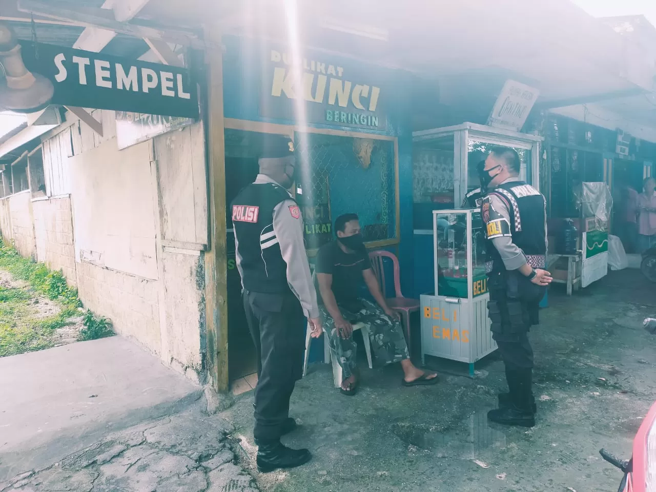 Unit Turjawali Satuan Samapta Polres Biak Numfor menyampaikan imbauan dan pesan Kamtibmas kepada masyarakat, Selasa (1/6). ( FOTO: Humas)