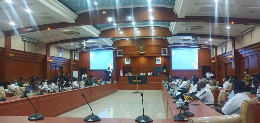Suasana rapat koordinasi kesiapan pelaksanaan PON XX dan Peparnas XVI Tahun 2021 oleh Tim Monitoring kemendagri bersama Pemerintah Daerah Papua di Sasana Karya, Kantor Gubernur Provinsi Papua, Rabu (9/6).(Yohana/Cepos)