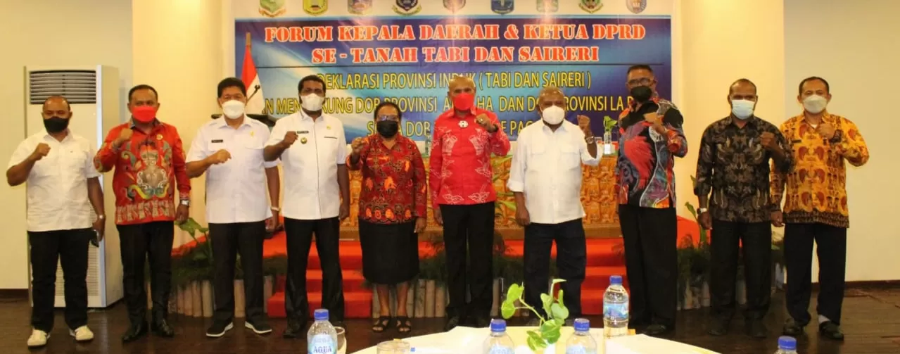 Bupati dan wali kota, ketua DPRD dan pejabat lainnya melakukan foto bersama setelah pertemuan Forum Kepala Daerah Wilayah Tabi dan Saereri, di Hotel Asana Biak, Rabu (30/6).(Fiktor Palembangan/Cenderawasih Pos)