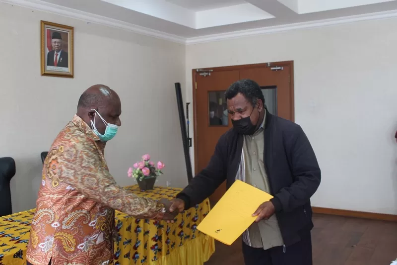 Bupati Toikara Usman G. Wanimbo,SE,M.Si menyerahkan NPHD kepada Ketua Wilayah Toli Pendeta Marthen Jingga,STh usai menandatangani di Aula Kantor Bupati di Igari, Kamis (29/7).(Diskominfo for Cepos)