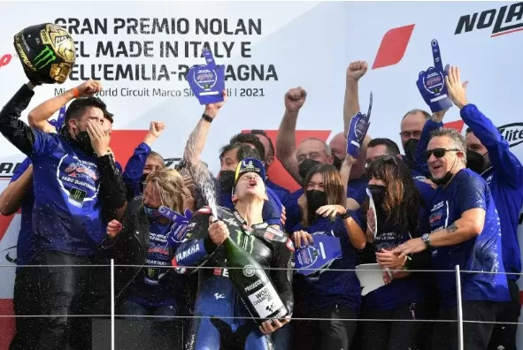 Pebalap tim Monster Energy Yamaha Fabio Quartararo melakuan selebrasi bersama anggota tim setelah mengunci gelar juara dunia di Sirkuit Misano, Italia.(REUTERS)