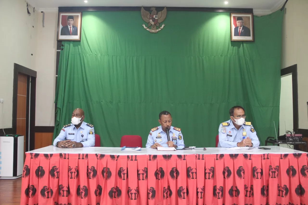 Kakanwil Kemenkumham Papua, Anthonius. M Ayorbaba bersama pejabat Kemenkumham Papua, saat melakukan sosialisasi rancangan perubahan peraturan Menteri Hukum dan HAM yang dilakukan secara virtual di Kantor Kemenkumham Papua, Senin (11/10) kemarin. (Yewen/Cepos)