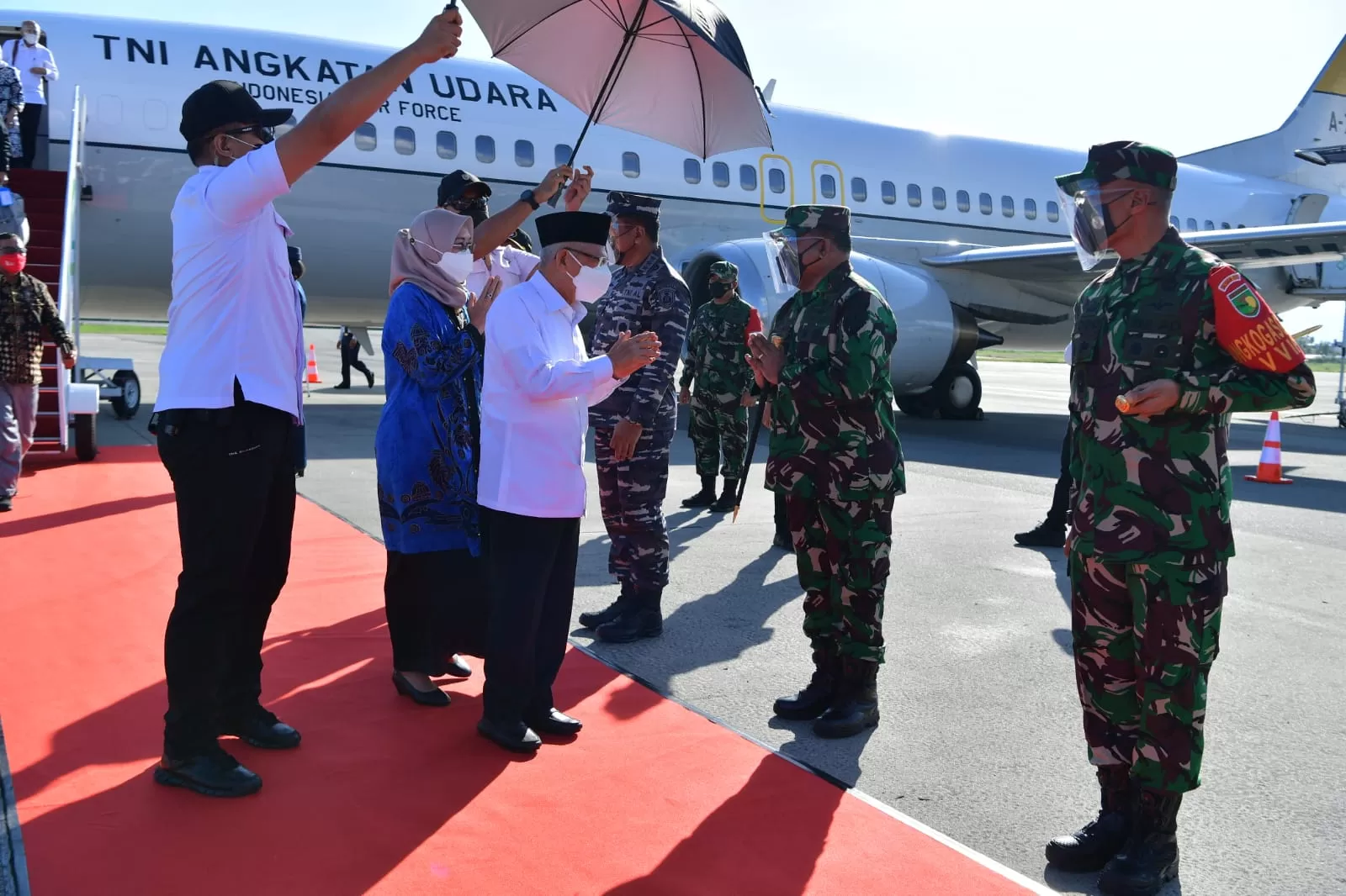 Pangdam XVII/Cenderawasih Mayjen TNI Ignatius Yogo Triyono M.A saat menyambut dan mendampingi Kunker Wapres RI KH Ma’ruf Amin bersama rombongan, Jumat (15/10) lalu (Pendam for Cepos)