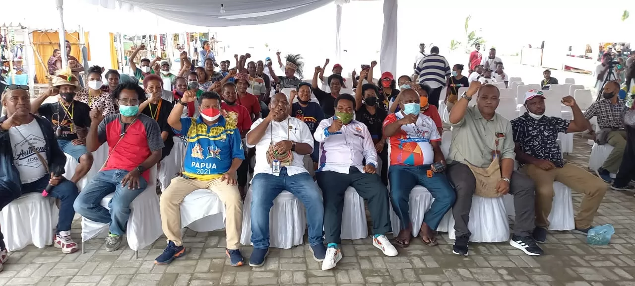 Para Anggota Pansus PON XX dan PPN XVI DPRP Papua, bersama para pelaku UMKM yang menjual berbagai ukiran, anyaman dan pernak-pernik usaha di Holtekamp, Distrik Muara Tami, Rabu (13/10). (Yewen/Cepos)