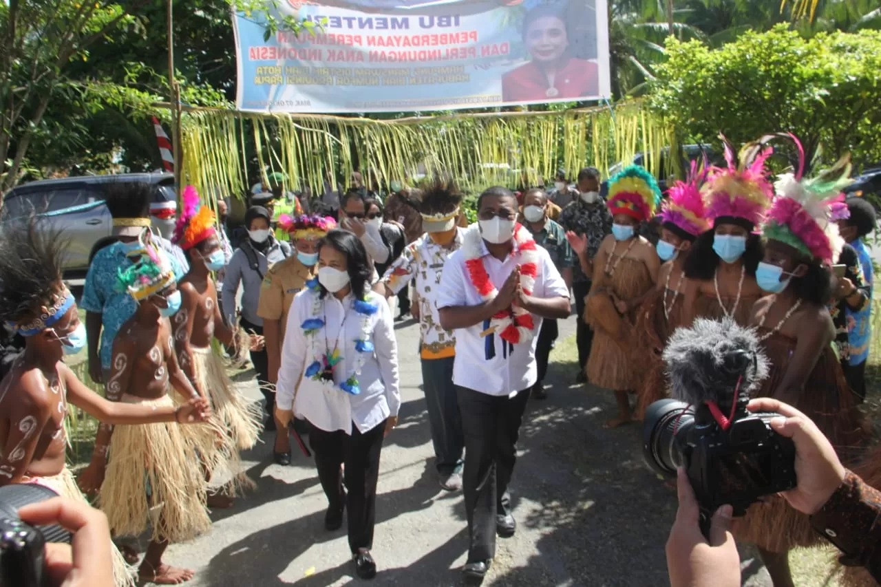 Menteri Pembedayaan Perempuan dan Perlindungan Anak (PPPA)  I Gusti Ayu Bintang Darmawati, SE, MSi didampingi Bupati Biak Numfor Herry Ario Naap, SSi, MPd ketika disambut tari-tarian di Kampung Manswam, Distrik Biak Kota, Kamis (7/10). (Fiktor/Cepos)