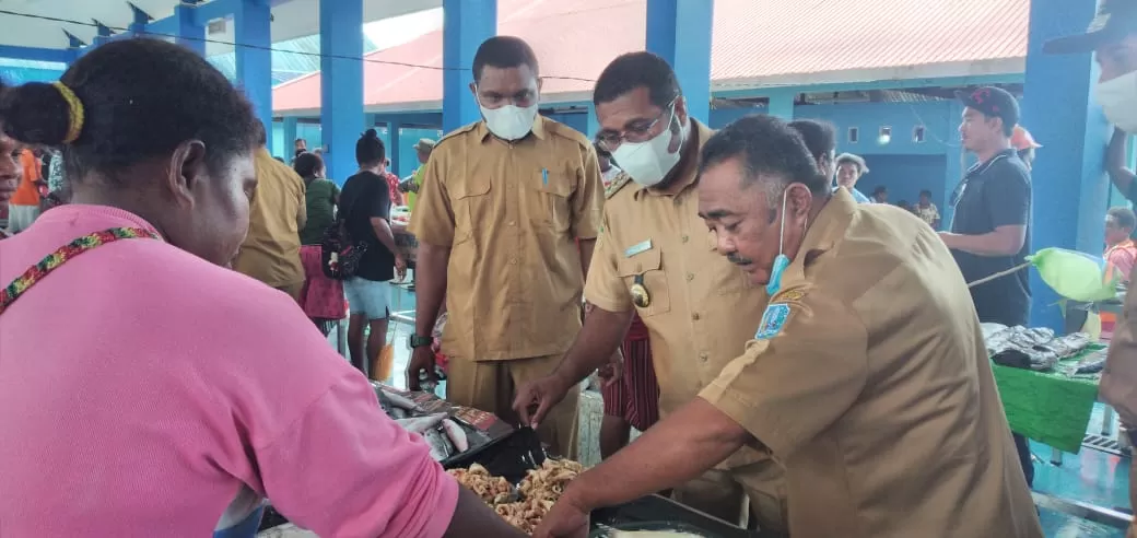 Bupati Herry Ario Naap, S.Si.,M.Pd ketika meninjau langsung pengoperasioan Pasar Ikan Bosnik, Distrik Biak Timur, Selasa (20/10). (Fiktor/Cepos)