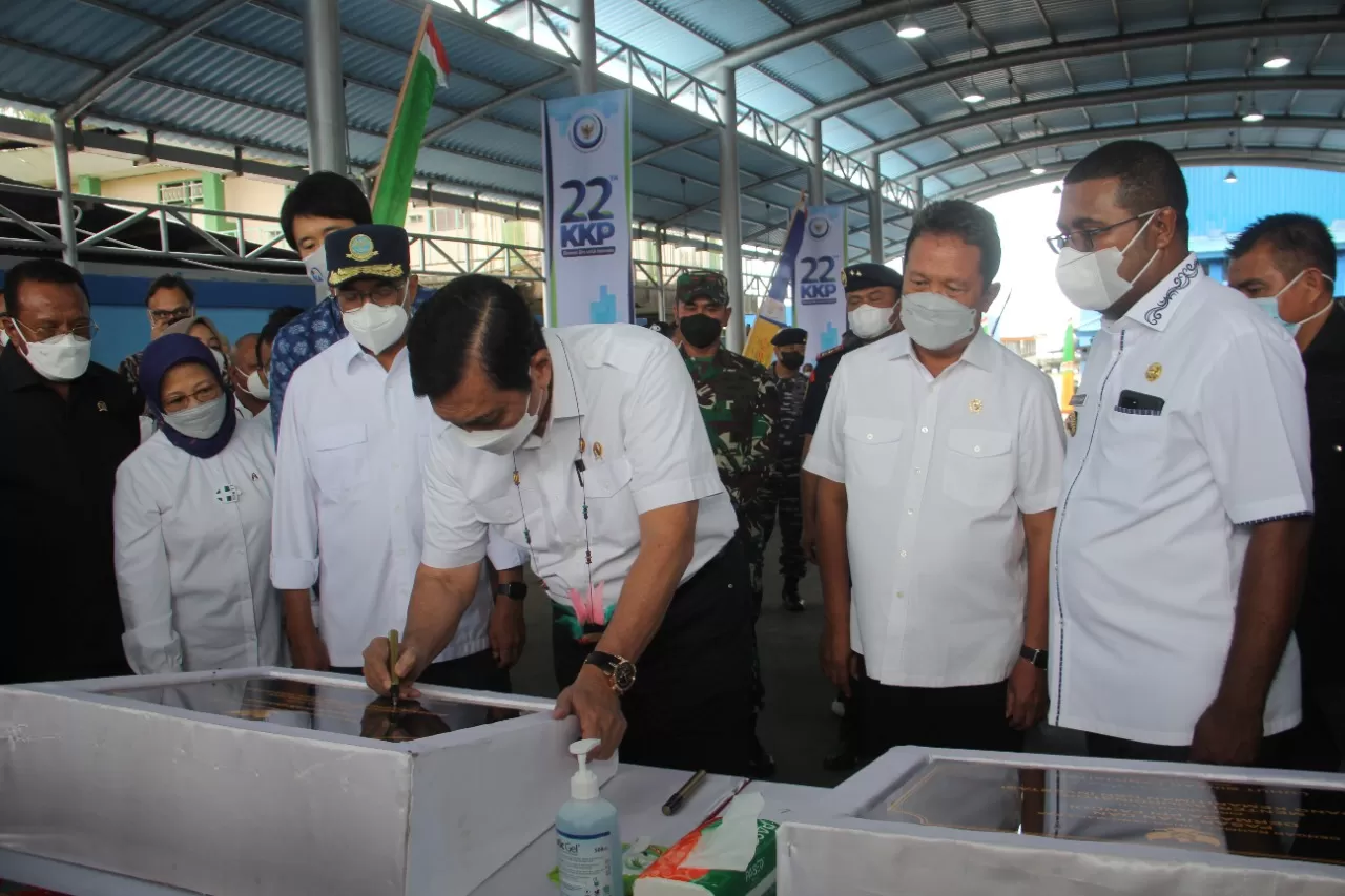 Menteri Koordinator (Menko) Maritim dan Investasi (Marves) Luhut Binsar Panjaitan didampingi Menteri Perhubungan, Menteri Kelautan dan Perikanan dan Bupati Biak Numfor saat meresmikan Pasar Ikan Moderen Fandoy, Rabu (06/10/2021). (Fiktor/Cepos)