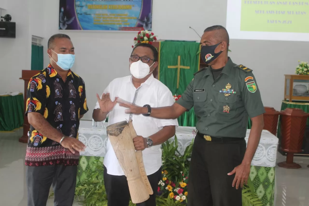 Asisten III Setda Kabupaten Biak Numfor, Zakarias R. Mailo, ST.,MM ketika membuka  Raker PAR XX Se-Klasis Biak Selatan, di GKI Raja Damai Korem, kemarin (Fiktor/Cepos)