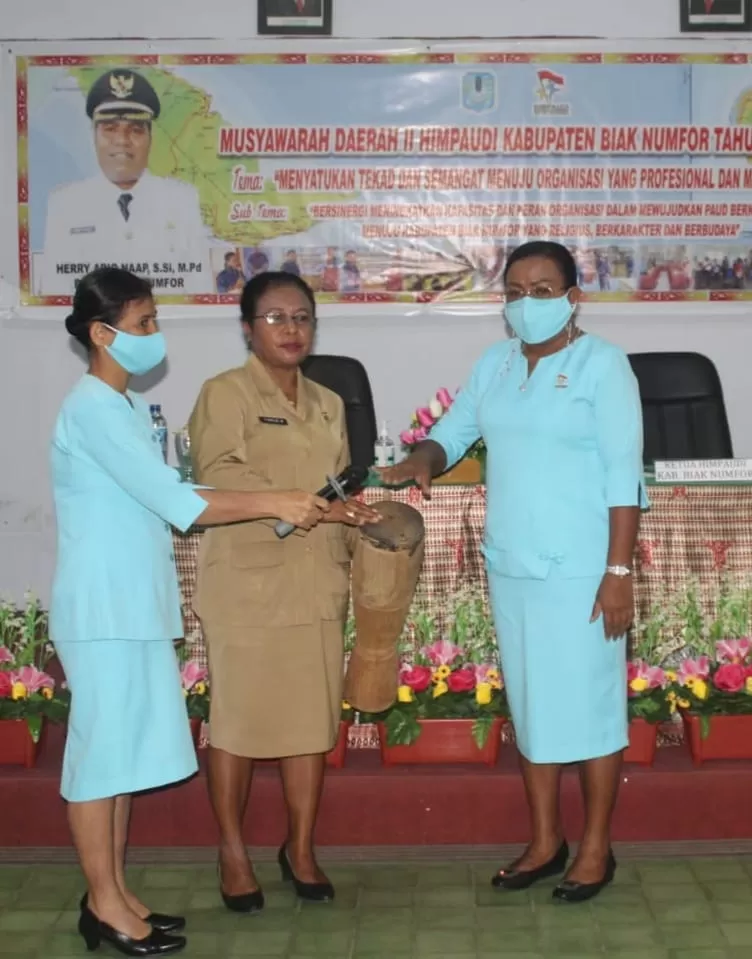 Staf Ahli Bupati, Tinneke Masnembra didampingi Ketua HIMPAUDI Biak Numfor Bunda Ruth Naomi Naap Rumkabu ketika membuka Musda II HIMPAUDI Biak Numfor, di Meeting Room Hotel Mapia, Selasa (12/10) kemarin.(Fiktor/Cepos)