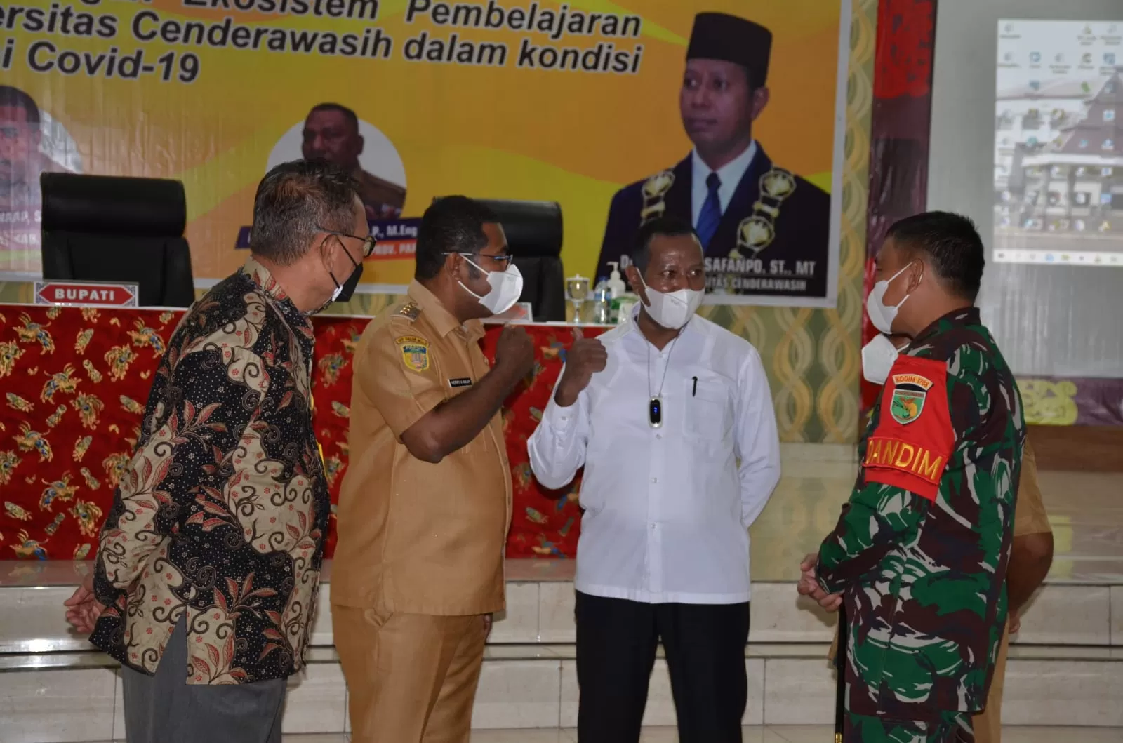 Bupati Biak Numfor Herry Ario Naap, S.Si.,M.Pd dan Rektor Universitas Cenderawasih Dr. Ir. Apolo Safanpo, ST.,MT ketika hadir langsung di pembukaan kuliah perdana, Selasa (20/10). (Fiktor/Cepos)