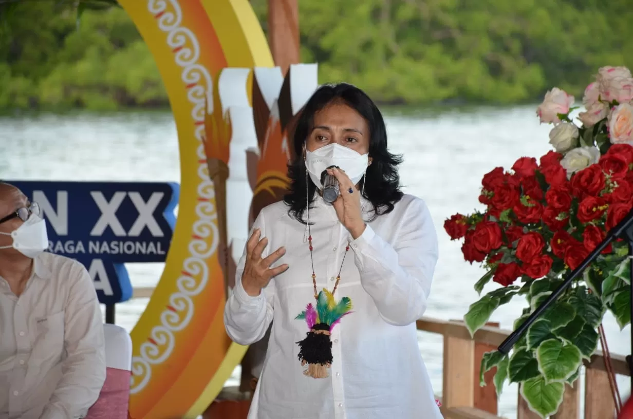 Menteri Pemberdayaan Perempuan dan Perlindungan Anak (PPPA)  I Gusti Ayu Bintang Darmawati, SE.,M.Si ketika memberikan sambutan pada acara rembuk dan diskuskusi dengan tokoh-tokoh perempuan Kabupaten Biak Numfor, di Paray, Kamis (7/10). (Fiktor/Cepos)