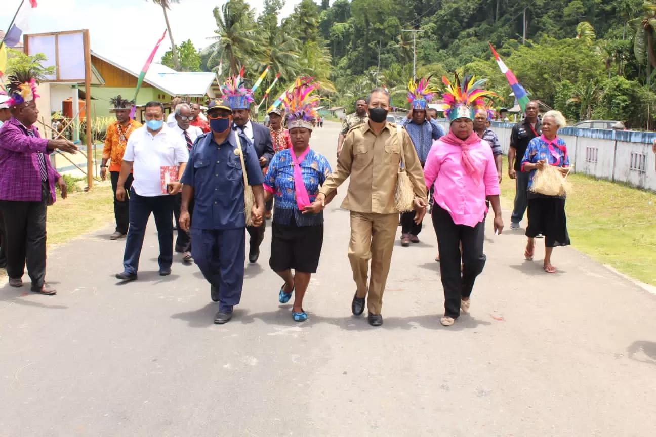 Asisten I Setda Kabupaten Biak Numfor Mahasunu, S.IP.,MM ketika  menghadiri Pengukuhan Kepanitian Munara Masyawarah Adat Manwor mewakili bupati, kemarin. (Fiktor/Cepos)