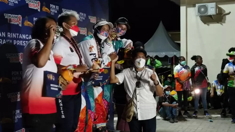 Ketua Perbakin Papua Jhon Banua Rouw saat menyerahkan hadiah kepada para atlet menembak Papua yang berhasil meraih medali emas di PON Papua, yabg digelar dilapangan menembak indor dan aoutdor di Sentani, Rabu (13/10). (MBOIK/Cepos)