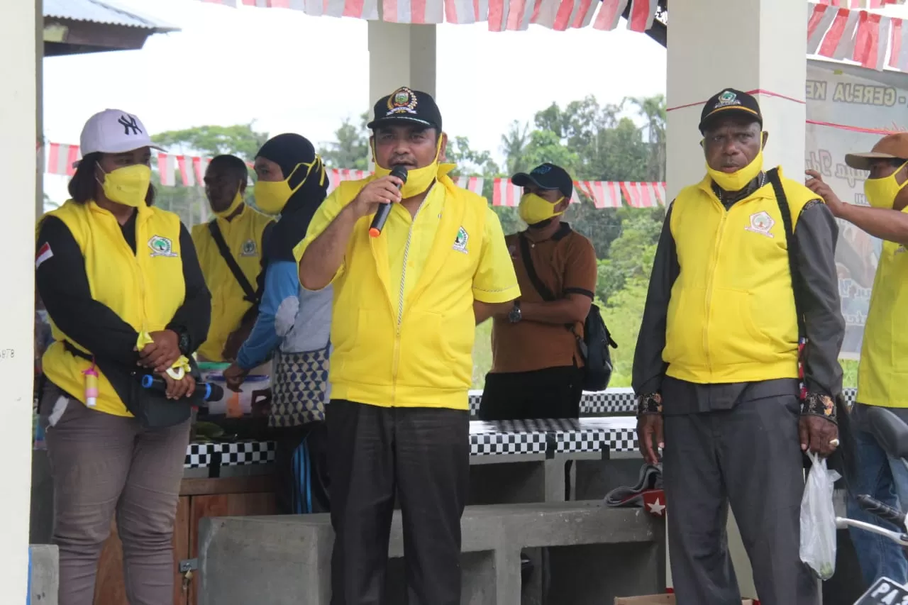Almarhum akil Ketua I DPPRD Keerom, sekaligus Ketua DPD II DPRD Kabupaten Keerom, H. Syahabuddin, saat memberikan sambutan dalam kegiatan Partai Golkar di Kabupaten Keerom, belum lama ini. (Yewen/Cepos)