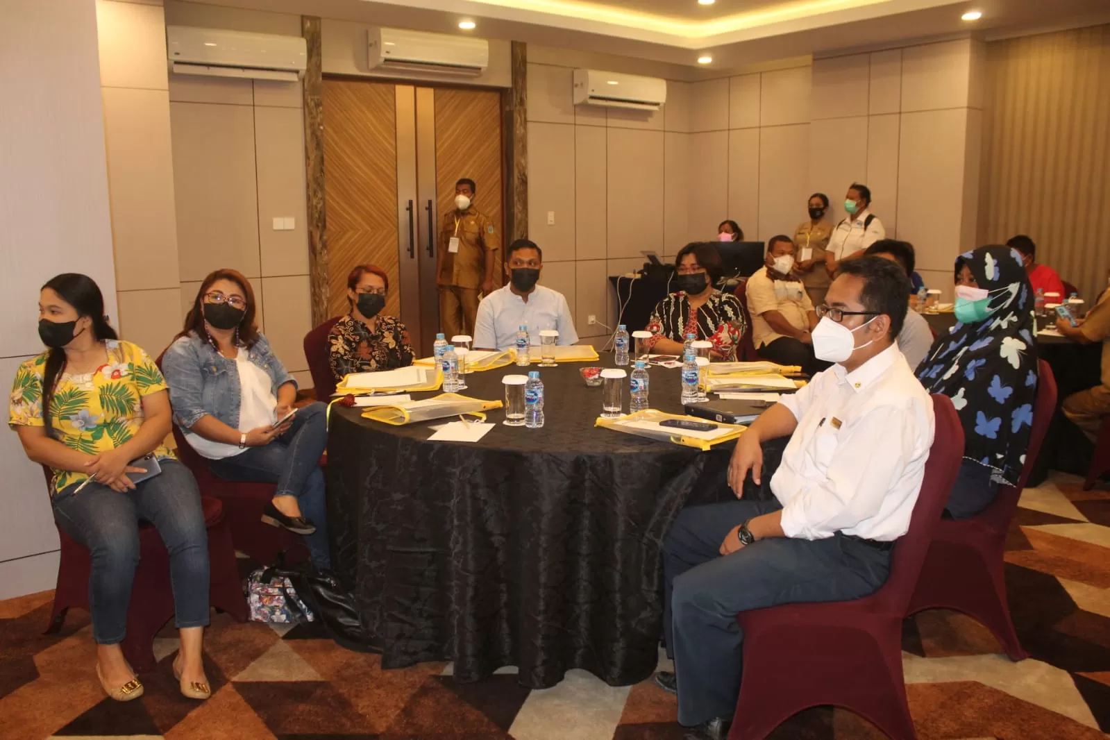 Para pelaku usaha ketika mengikuti sosialisasi investasi dan penanaman modal di Swissbell Hotel Cenderawasih Biak, Senin (18/10). (Fiktor/Cepos)