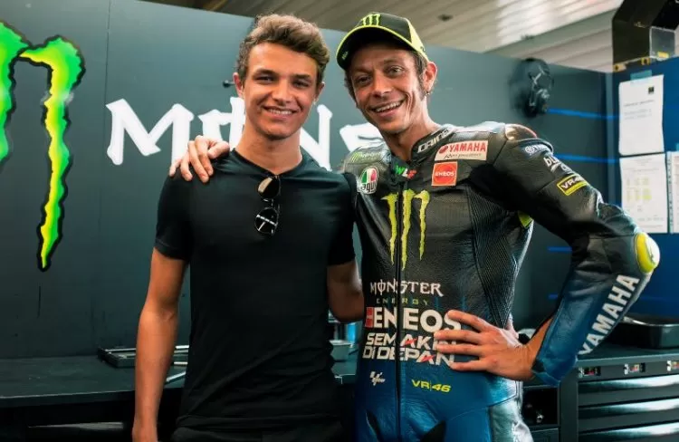 Lando Norris (kiri) bertemu dengan Valentino Rossi di garasi Monster Yamaha (Twitter)