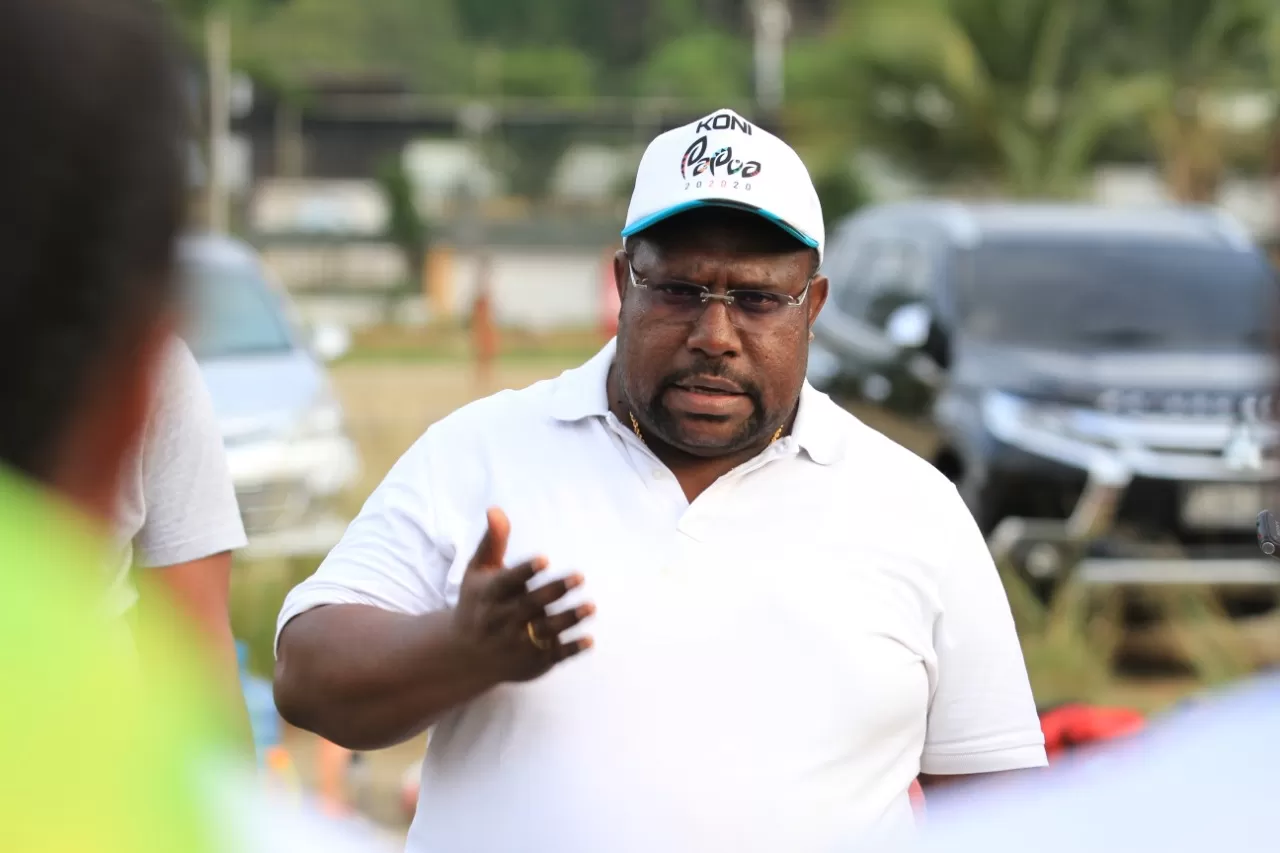 Ketua KONI Papua, Kenius Kogoya, bicara soal atlet yang bakal berlaga di PON XXI Aceh-Sumatera Utara. (CENDERAWASIH POS/Erianto)