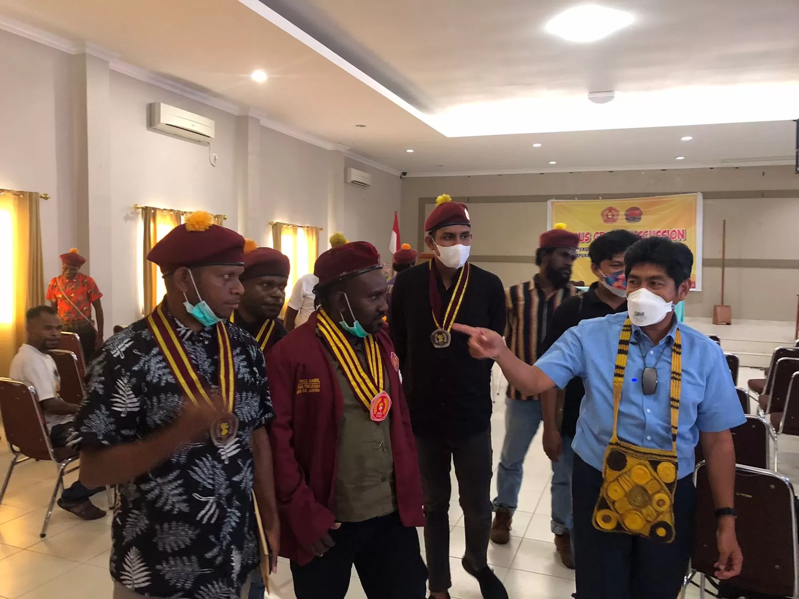 Ketua DPRP Papua, Jhony Banua Rouw, saat berbincang dengan para Ketua PMKRI dari masing-masing cabang di Papua, usai kegiatan diskusi Susteran Maranatha Waena, Distrik Heram, Kota Jayapura, Rabu (10/11). (Yewen/Cepos)