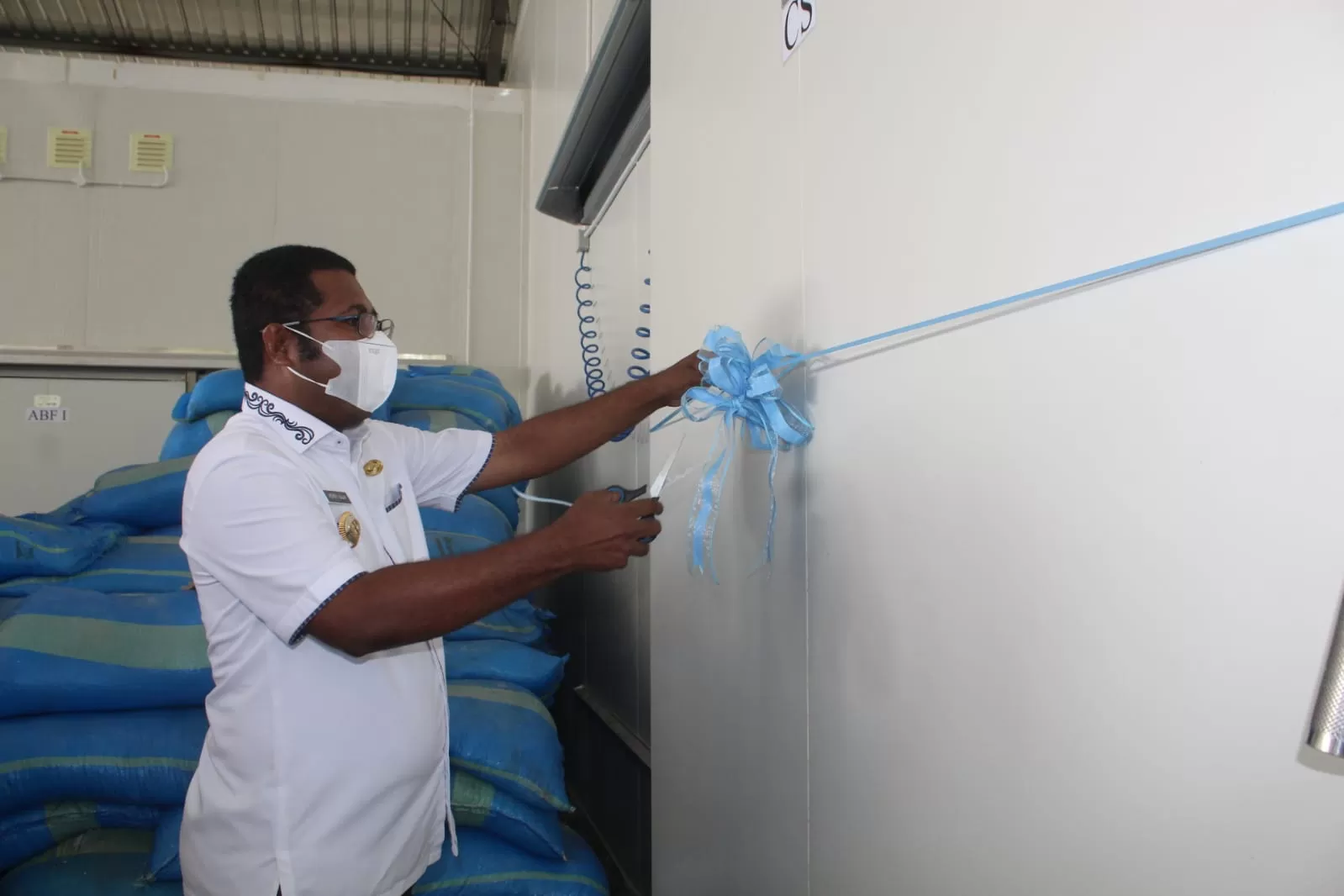 Bupati Biak Numfor Herry Ario Naap, S.Si.,M.Pd menggunting pita peresmian Gedung Pabrik yang dibangun oleh CV. Kennrich Kennard dan CV. Limen Indo Jaya dengan dukungan PT. Alpine Cool Utama (investor asal Manado) terletak, di Kampung Insrom, Distrik Biak Kota, Selasa (02/11). (Fiktor/Cepos)