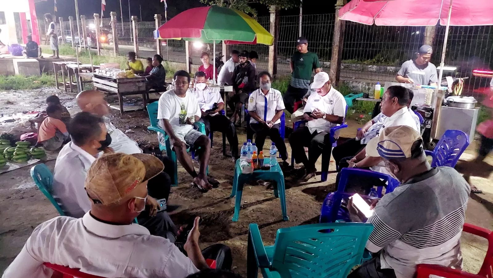 Bupati Biak Numfor Herry Ario Naap, S.Si.,M.Pd ketika bediskusi dengan Sekda dan jajaran kepala OPD disela-sela kunjungan ke Pasar Darfuar, pekan kemarin. (Fiktor/Cepos)