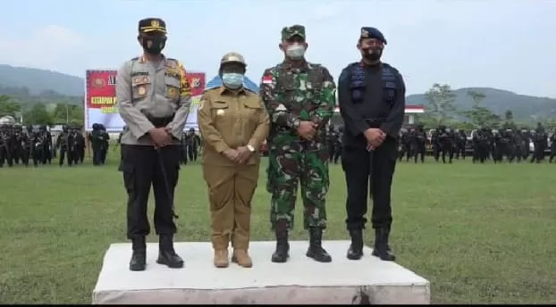 Pelaksanaan Apel Gelar Pasukan dalam rangka kesiapan pengamanan Pemungutan Suara Ulang tahap II Pilkada Bupati dan Wakil Bupati Yalimo tahun 2020 dipusatkan di halaman Kantor Bupati Kabupaten Yalimo, Senin (15/11). (Humas Yalimo for Cepos)