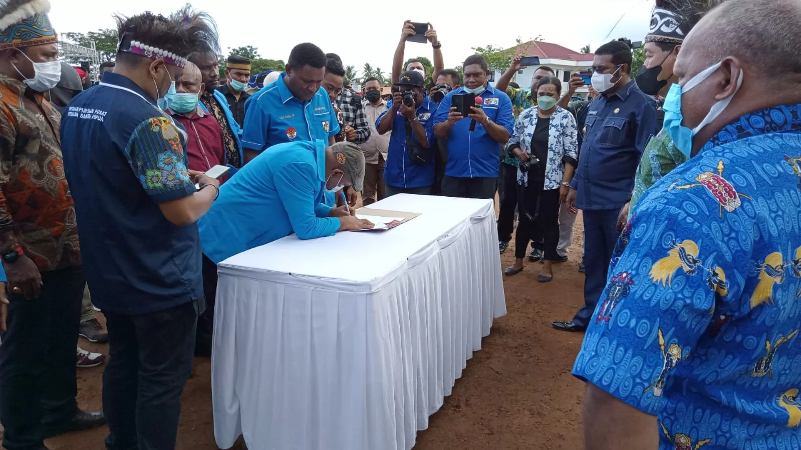 Deklarasi Soliditas Pemuda pembentukan Daerah Otonom Baru (DOB) Provinsi Saereri, di Lapangan Gelanggang Remaja Cenderawasih, Kamis (28/10) pekan kemarin. (Fiktor/Cepos)