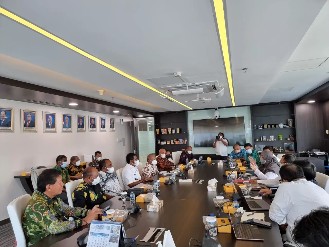 Suasana rapat para bupati di kawasan Saereri dengan Direktur Jenderal Penguatan Daya Saing Produk Kelautan dan Perikanan (PDSPKP), Artati Widiarti, di ruang rapat Dirjen PerikananTangkap, Gedung Mina Bahari II, Jumat (19/11/2021). (Humas for Cepos)