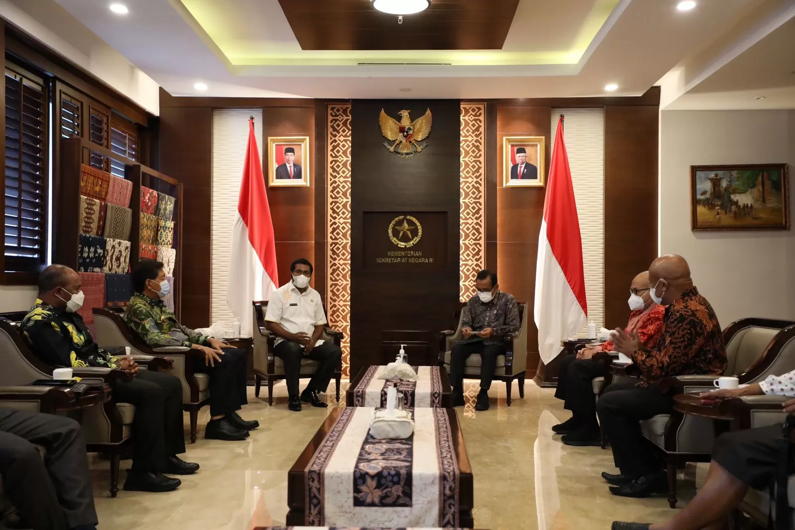 Suasana pertemuan Mensesneg Pratikno dengan kepala daerah yang ada di wilayah Adat Saereri, Jumat (21/11/2021), di ruan rapat Mesesneg. (Humas for Cepos)