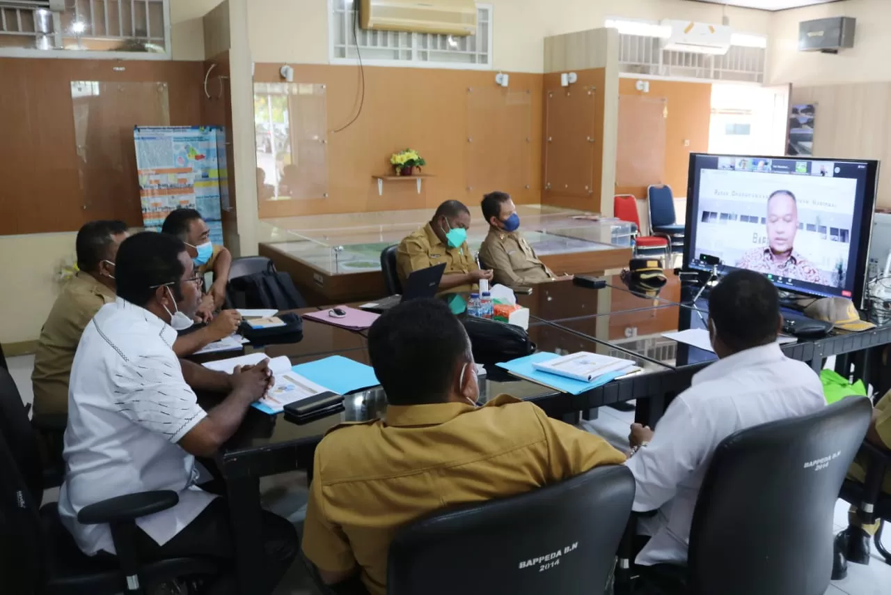 Bupati Herry Ario Naap, S.Si.,M.Pd ketika memaparkan kesiapan Kabupaten Biak Numfor terkait usulan pelaksanaan Sail Teluk Cenderawasih didepan jajaran kementerian terkait dalam Rakor Video Conference, Senin (1/11). (Fiktor/Cepos)