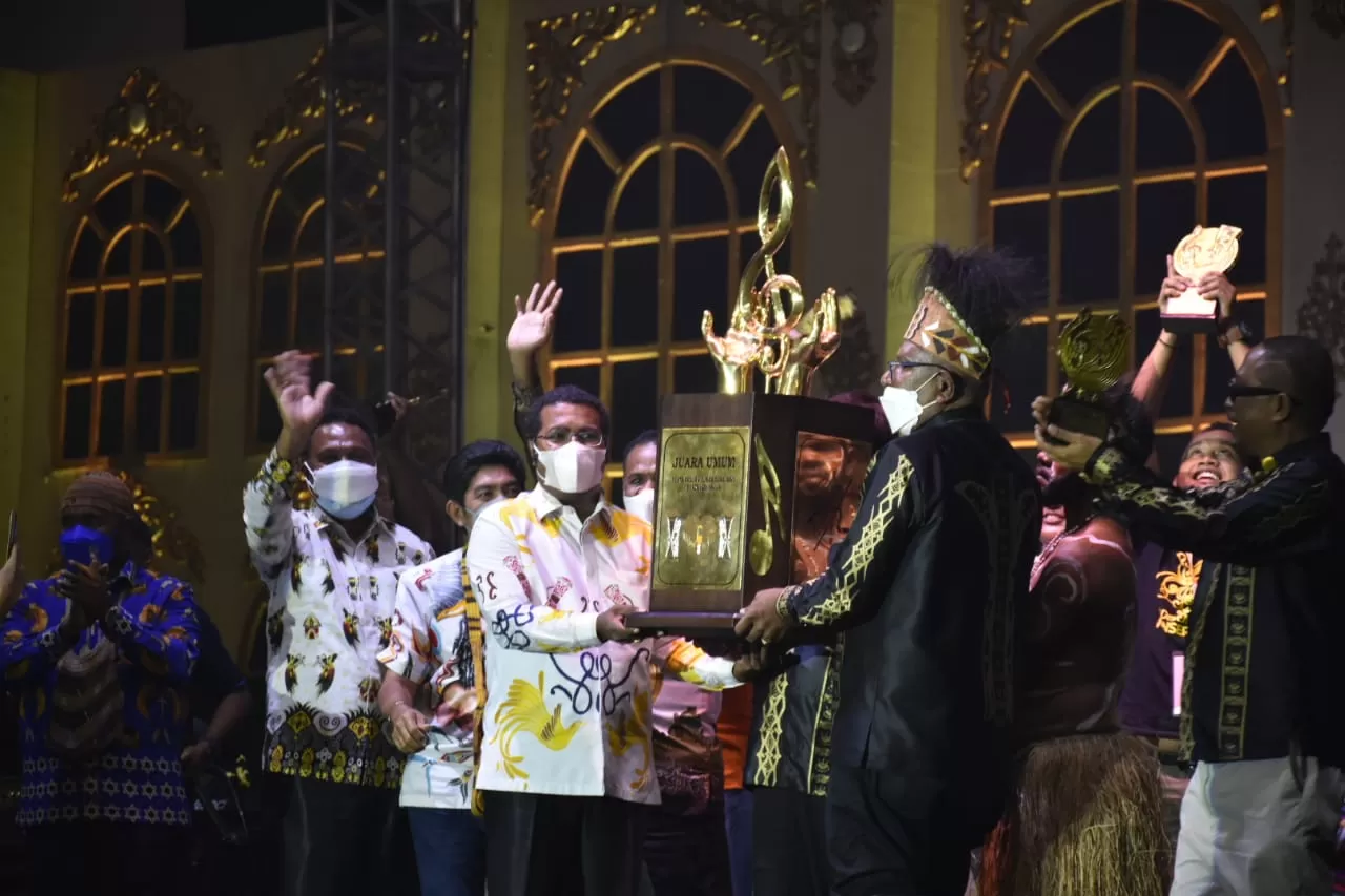 Bupati Biak Numfor Herry Ario Naap, S.Si.,M.Pd hadir dan langsung  menerima piala juara umum Pesparawi XIII yang diserahkan oleh Ketua LPPD Provinsi Papua Drs. Elia Loupatty MM, diacara penutupan yang berlangsung di gedung Mimika Sport Center, Sabtu (6/11) malam. (Fiktor/Cepos)