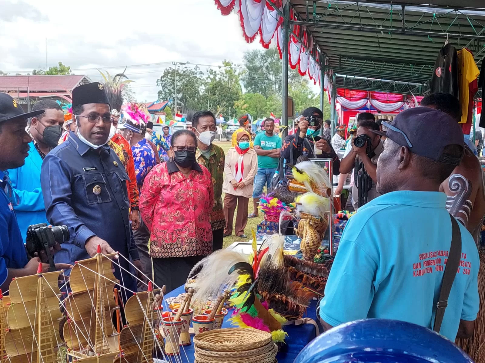 Bupati Biak Numfor Herry Ario Naap, S.Si.,M.Pd saat meninjau sejumlah stand pameran yang mewarnai Hari Sumpah Pemuda ke-93, di Lapangan Gelanggang Remaja Cenderawasih, Kamis (28/10). (Fiktor/Cepos)