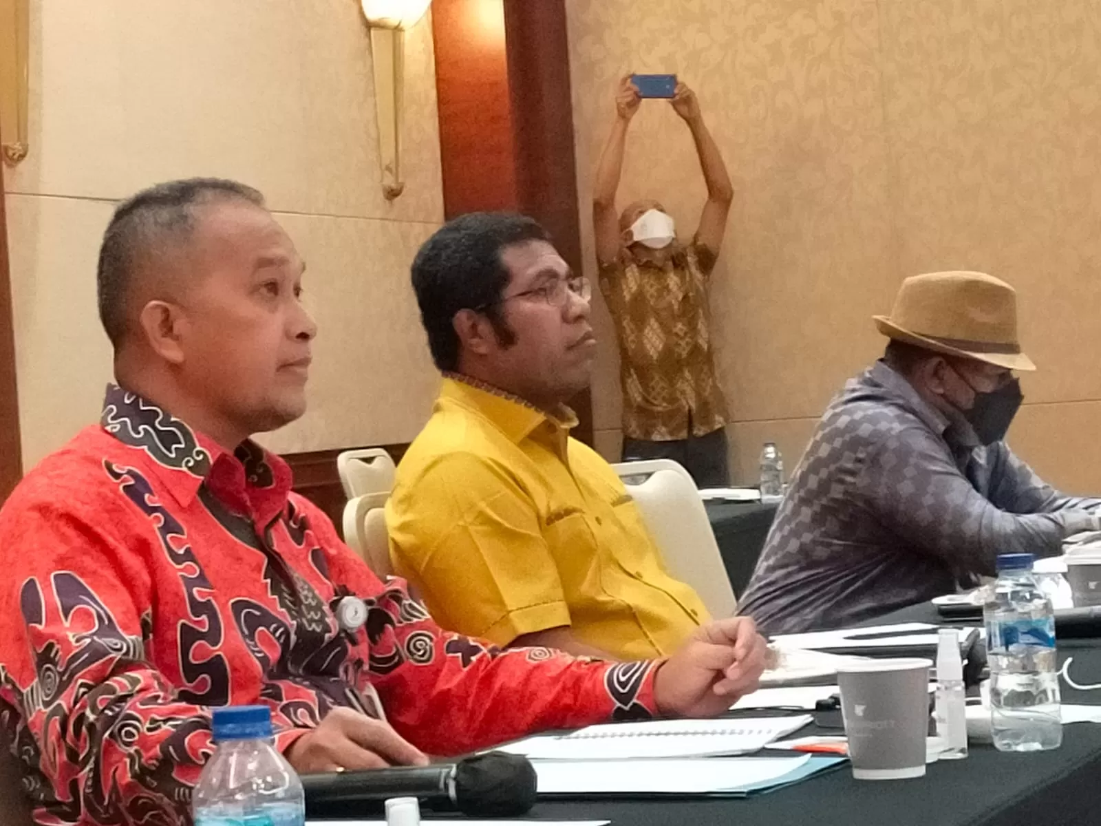 Bupati Herry Ario Naap, S.Si.,M.Pd ketika mendampingi Staf Ahli Menteri PPN Bidang Pembangunan Sektor Unggulan dan Infrastruktur selaku Sekretariat Desk Percepatan Pembangunan Kesejahteraan Provinsi Papua Dr. Velix V. Wanggai, SIP, MPA ketika memimpin rapat secara zoom meeting dengan 14  kementerian/lembaga, di JW Hotel Mariot Jakarta, Jumat pekan lalu. (Humas for Cepos)