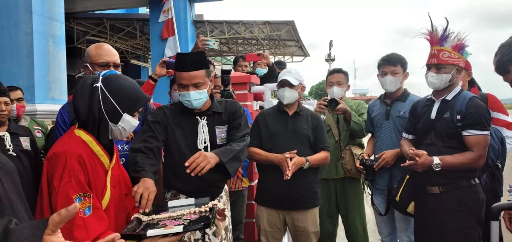 Sekretaris Daerah Kabupaten Biak Numfor Markus O. Mansnembra, SH, MM menyambut kedatangan atlet pencak silat yang ikut mengharumkan nama Provinsi Papua pada ajang PON XX Papua, di VIP Room Bandar Udara Frans Kaisepo Biak, pekan lalu.(Fiktor/Cepos)