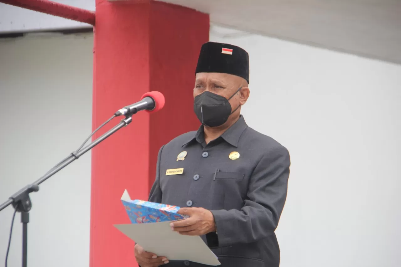 Sekda Biak Numfor Markus O. Masnembra, SH.,MM ketika memimpin upacara Hari Pahlawan, di Halaman Kantor Bupati,  Rabu (10/11) pekan kemarin. (Fiktor/Cepos)