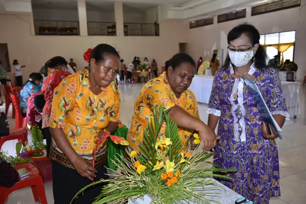Suasana lomba merangkai bunga yang digelar menyambut HUT DWP ke-22 di Kabupaten Biak Numfor, di Gedung Darma Wanita, Selasa (23/11). (Fiktor/Cepos)