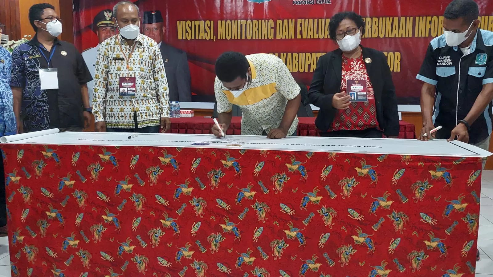 Bupati Biak Numfor Herry Ario Naap, S.Si.,M.Pd dan Wakil Katua KI Provinsi Papua Andriani Wally ketika ikut menandatangani deklarasi kesepakatan bersama tentang keterbukaan informasi public di Sasana Krida Kantor Bupati, pekan kemarin. (Fiktor/Cepos)