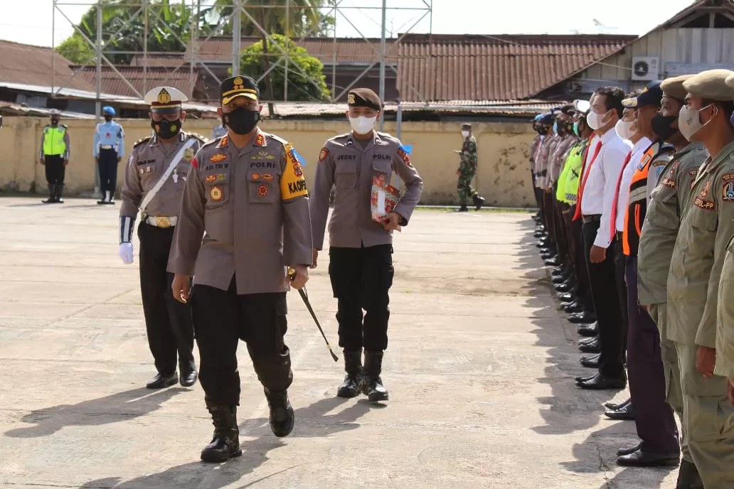 Kapolres Biak Numfor AKBP Adi Tri Widiyanto, SH.,S.IK melakukan pemeriksaan pasukan saat mepimpin apel gelar pasukan Operasi Zebra 2021 serentak Kepolisian Negara Republik Indonesia (Polri) di Lapangan Taruna Bayangkata, Senin (15/11). (Fiktor/Cepos)